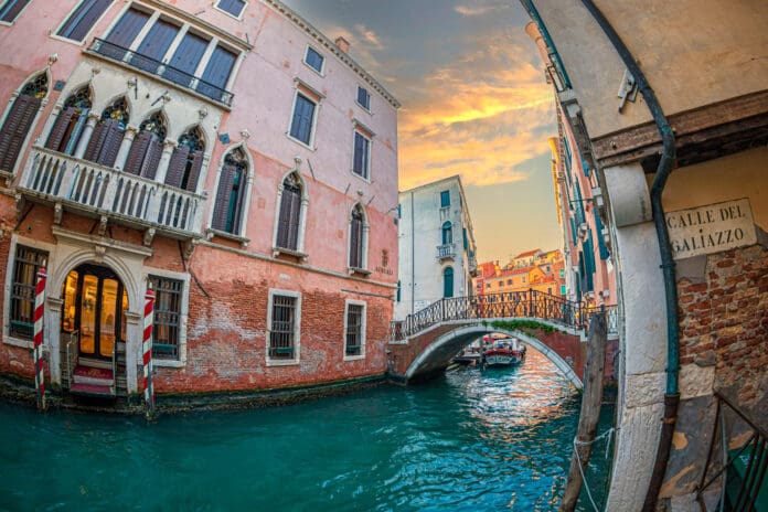 Vista di un canale di Venezia