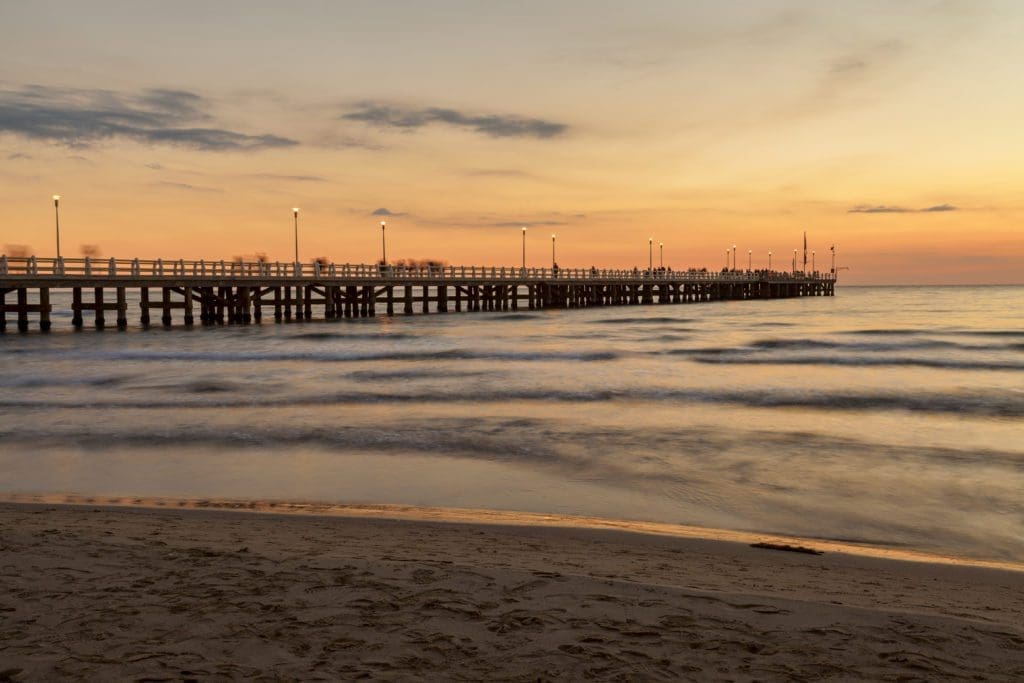 pontile al tramonto a forte dei marmi