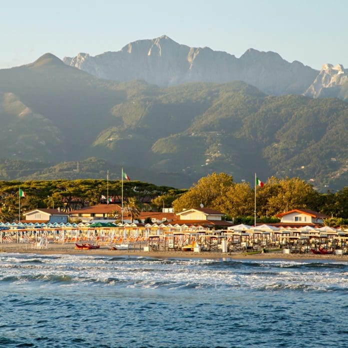 vista del mare e montagne della versilia