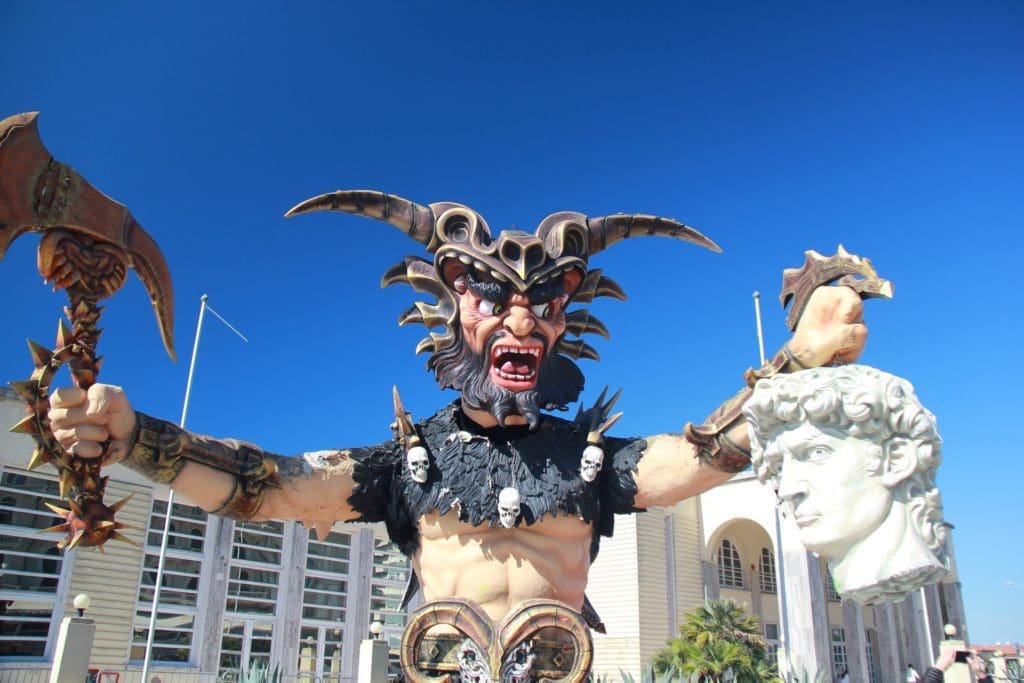 carro allegorico al carnevale di viareggio