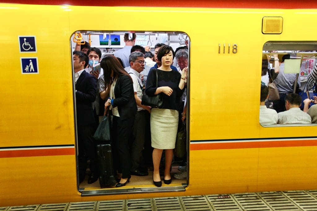 metro tokyo all'ora di punta