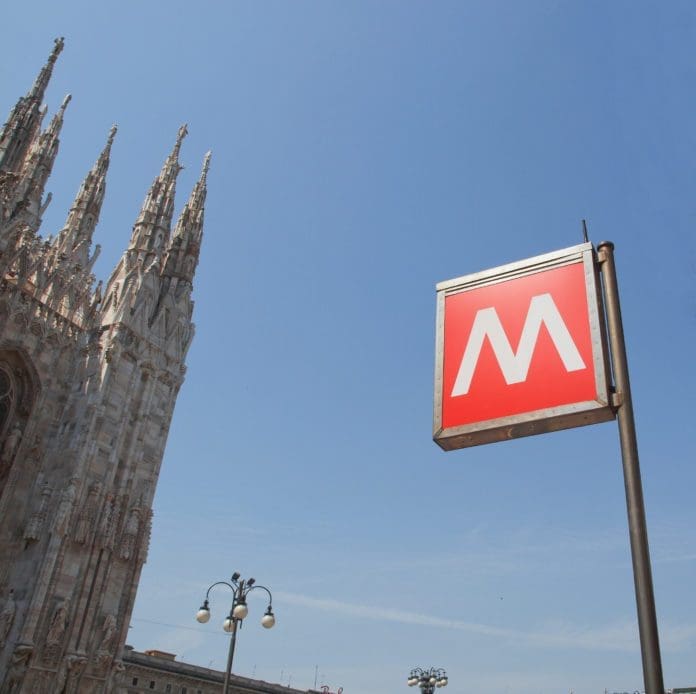 Insegna della metro di milano