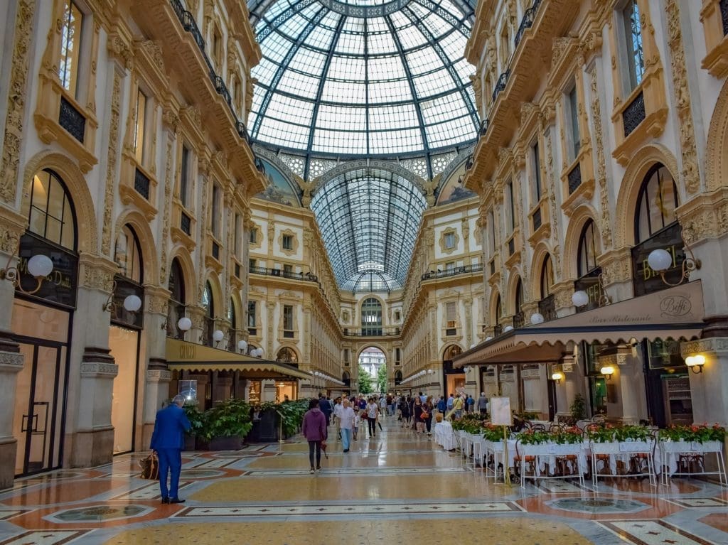 La galleria Vittorio Emanuele 2. Uscita della metro di Milano: DUOMO