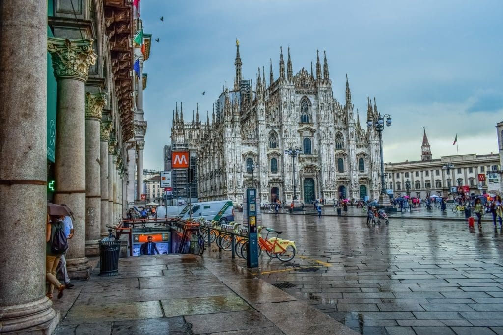 ingresso della metro e vista del Duomo di Milano