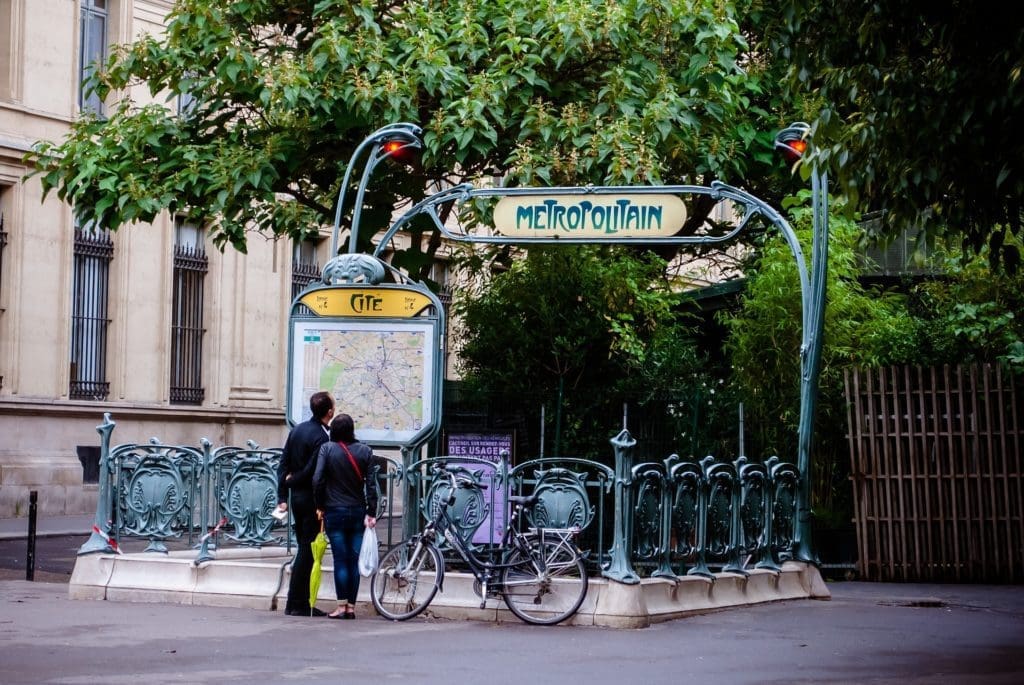 ingresso di una stazione della metro di parigi