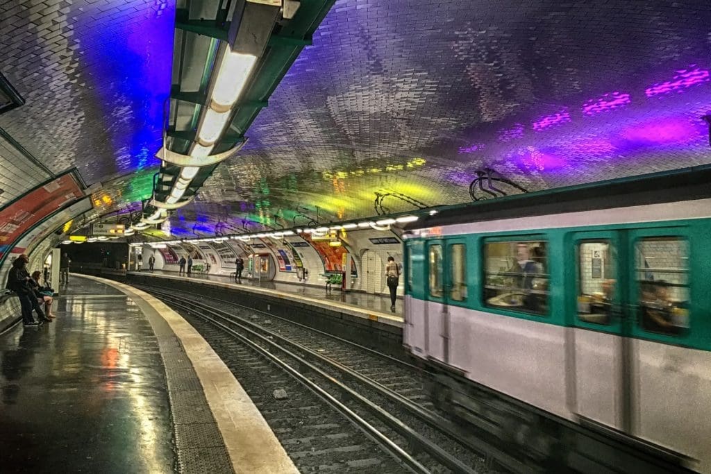 una stazione della metropolitana di parigi