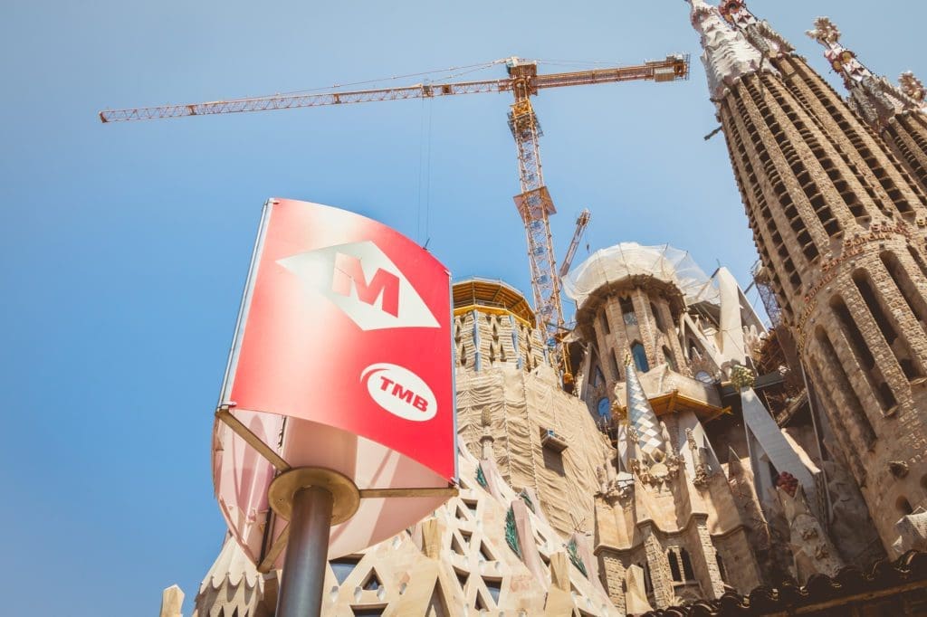 metropolitana di barcellona e sullo sfondo la Sagrada Familia