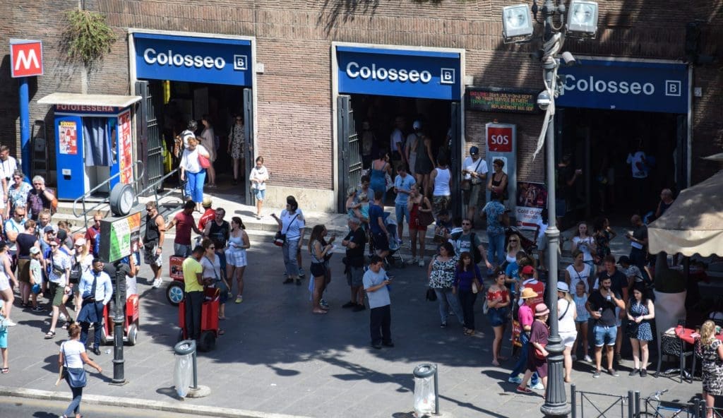 Entrata della stazione della metro Colosseo a Roma