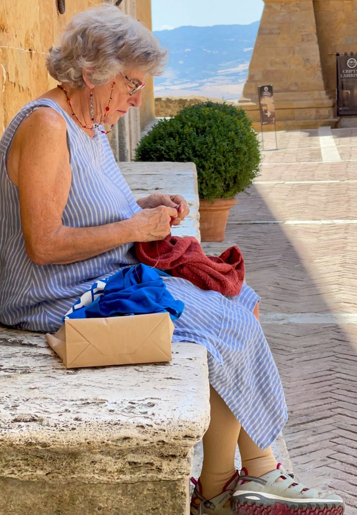 Pienza Signora nella piazza