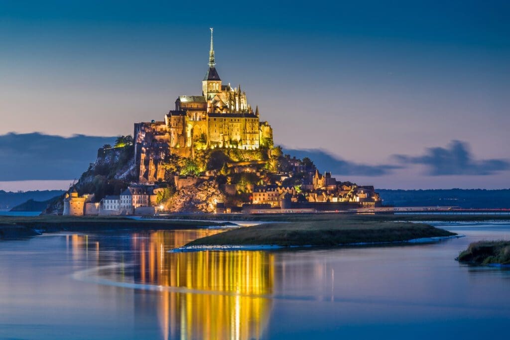 Le Mont Saint Michel vista al tramonto