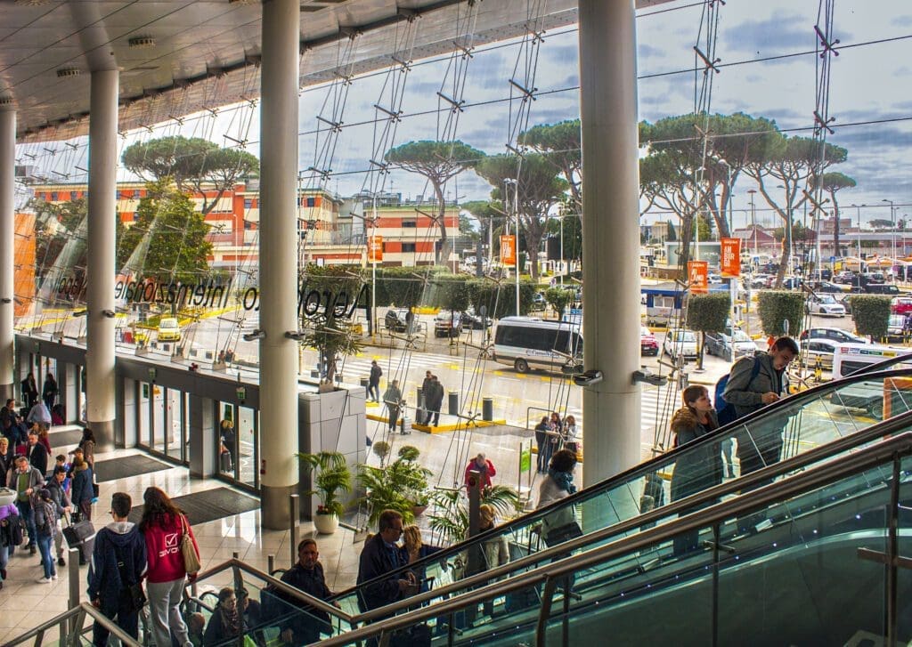 Hall e scalinata ingresso Aeroporto di Napoli