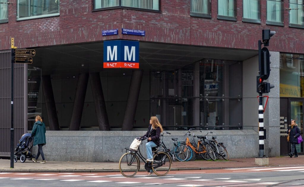 Ingresso ed insegna Metro di Amsterdam