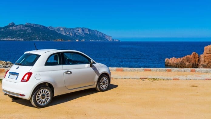 auto sulla costa e mare in sardegna