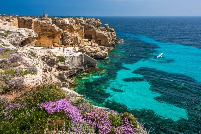 costa dell'isola di Favignana