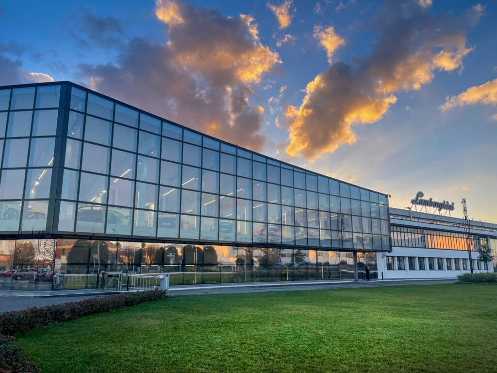 Edificio del Museo Lamborghini e della fabbrica.