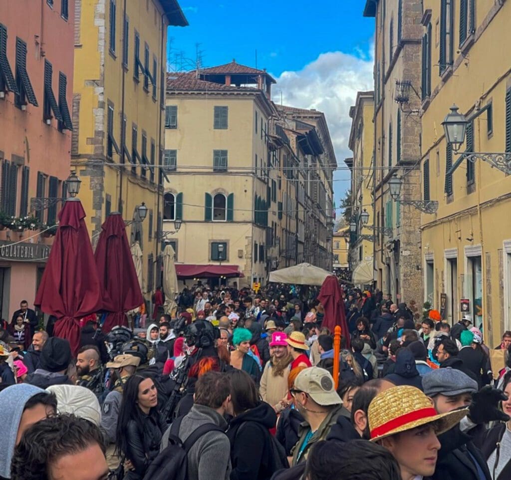 Una via di Lucca durante il Lucca Comics