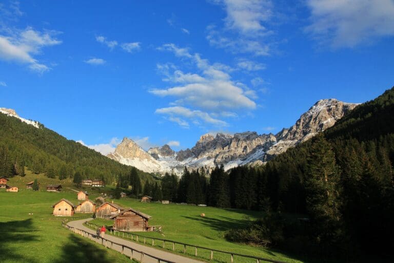 In vacanza con i bimbi sulle Dolomiti: perché scegliere un Family Hotel
