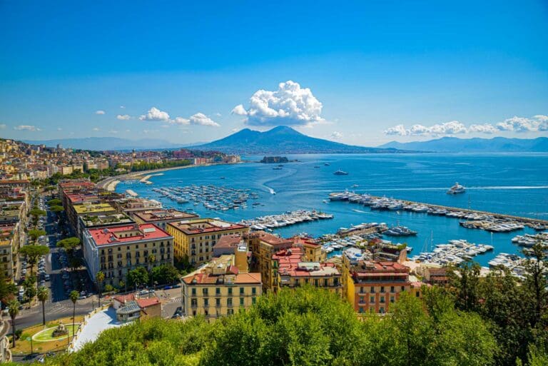 Auto a noleggio Napoli: La tua guida per esplorare la città e i dintorni