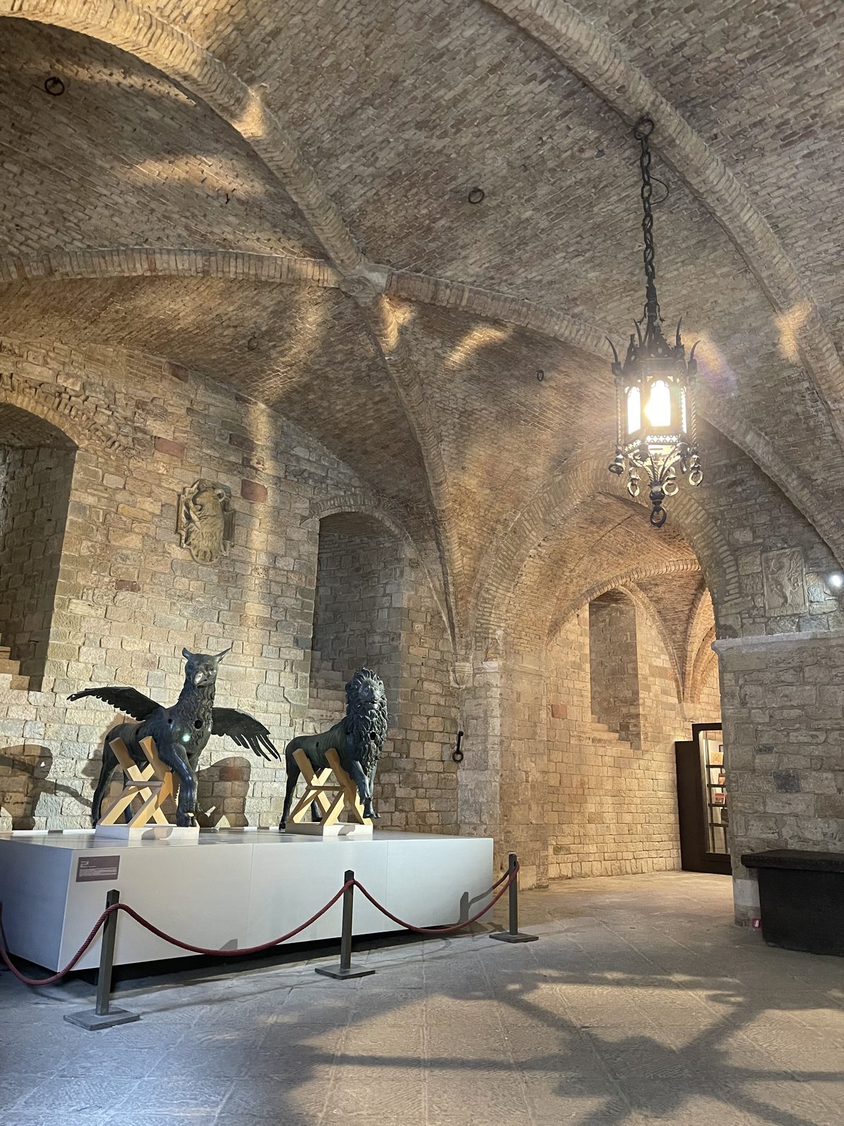 I bronzi originali del Grifo e del Leone, simboli di Perugia