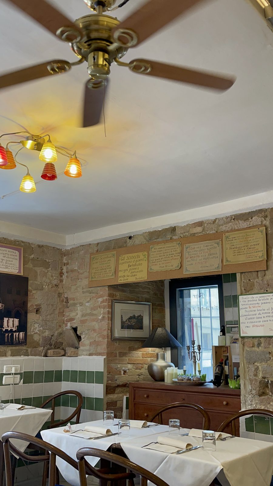 Interno di una trattoria nel centro storico di Perugia