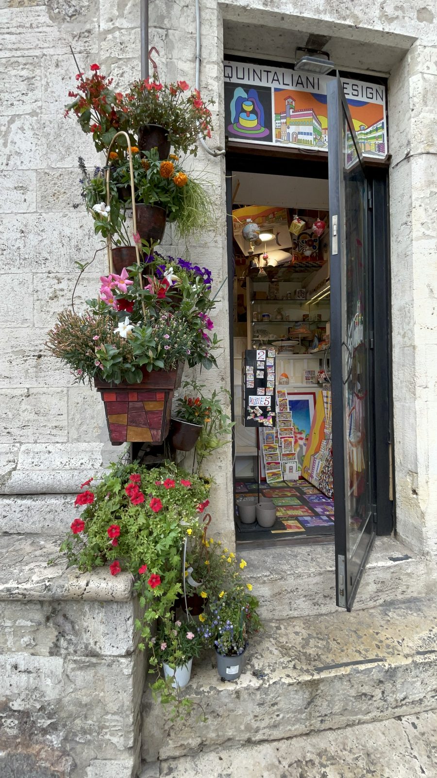 La piccola bottega del negozio più piccolo del mondo a Perugia, con i fiori