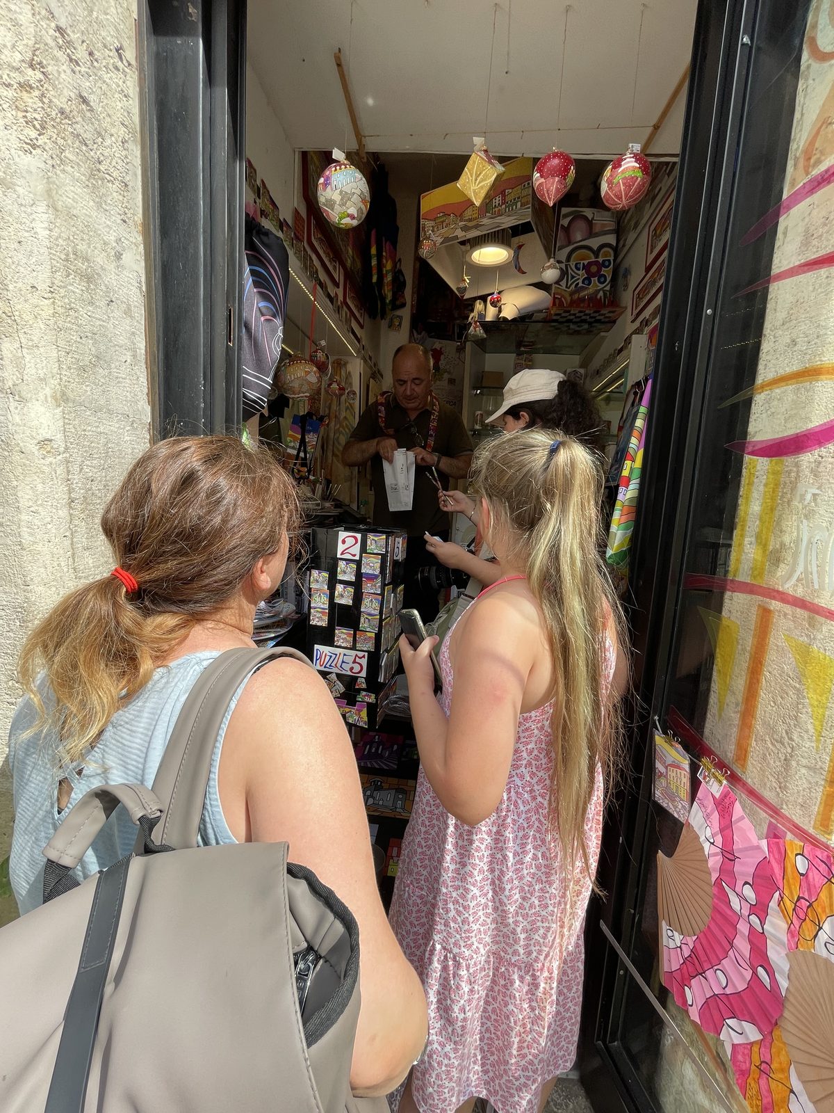 Il negozio più piccolo del mondo a Perugia, con persone sulla porta