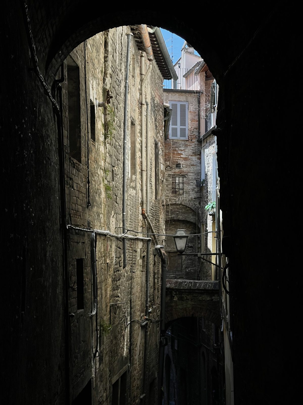 Vicolo medievale di Perugia con lanterna