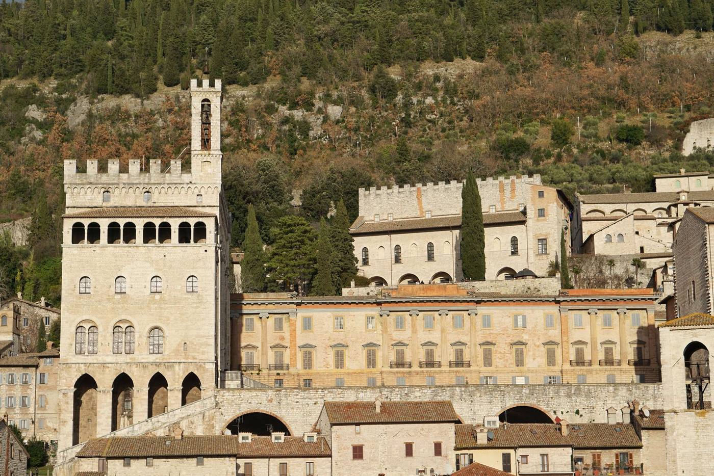 Il Palazzo dei Consoli e piazza Grande a Gubbio, con il monte Ingino alle spalle