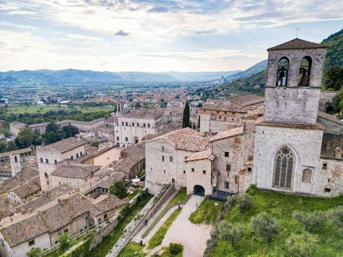 Vista dall'alto di Gubbio con il Duomo, i tetti del centro storico e la valle