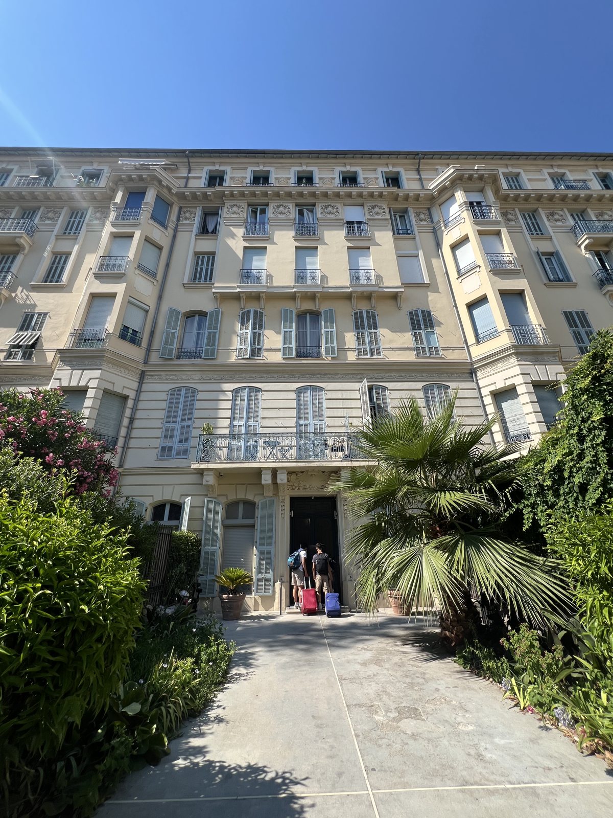 Il palazzo Belle Époque con giardino e palme dove abbiamo dormito, tra la stazione e il mare
