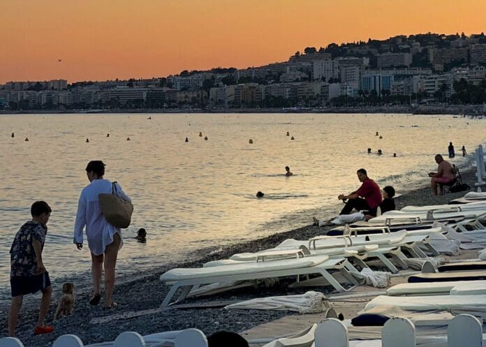 La Promenade des Anglais a Nizza la sera, lungo la Baie des Anges