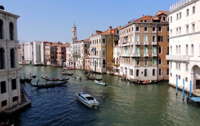 Canal Grande a Venezia con gondole e palazzi storici